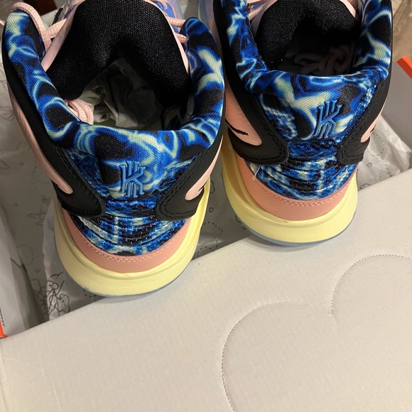 Nike Kyrie Infinity Valentines Day Edition Shoe - Picture 5 of 7